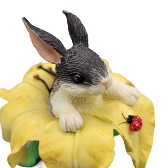 Charming Tails Figurine Binkey In A Lily Rabbit in Flower 89/305 Silvestri - Picture 2 of 9